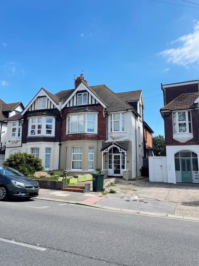 Lot: 24 - FOUR-BEDROOM MAISONETTE - Upper Maisonette property